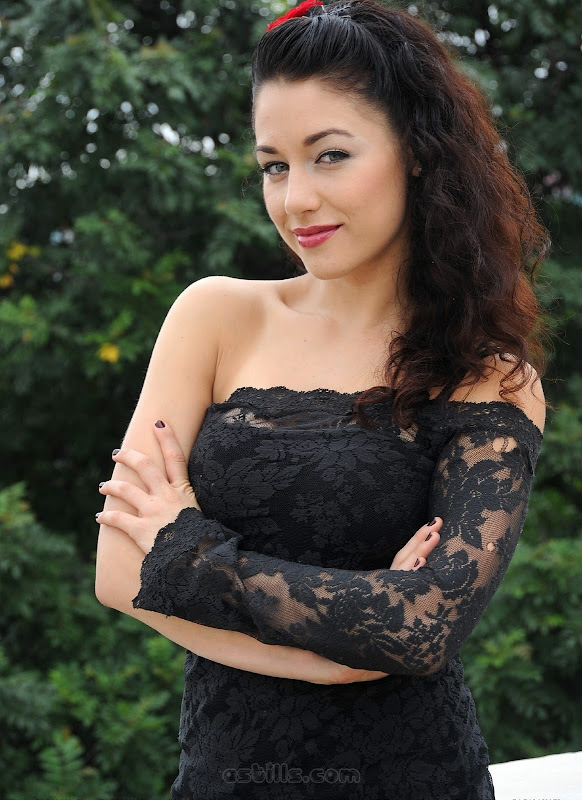 SareeBlousedesigns Actress Jade Taylor in Black Latest Photoshoot