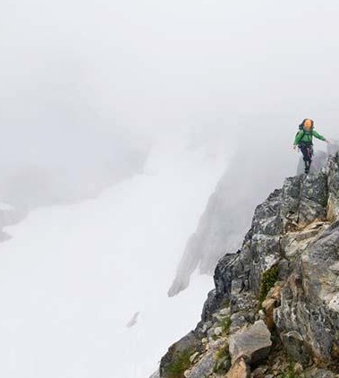 mujer escalando montaña