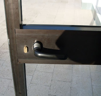 Image of Porta con maniglia e serratura