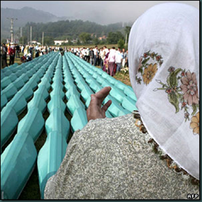 Το 1995 οι Σέρβοι δολοφόνησαν 8.000 Βόσνιους μουσουλμάνους άνδρες και αγόρια στη Σρεμπρένιτσα με πολυποίκιλη στήριξη και συμμετοχή Ελλήνων