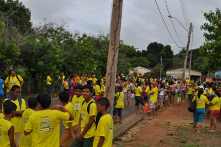 Fotos dos organizadores e atores da Encenação da Paixão de Cristo, esperando o transporte para irem ao Aqua Mac