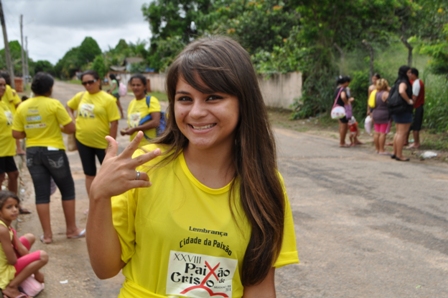 Fotos dos organizadores e atores da Encenação da Paixão de Cristo, esperando o transporte para irem ao Aqua Mac
