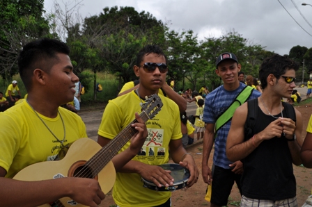 Os cantores e tocadores mais desafinados do mundo, aproveitando a multidão para se apresentar