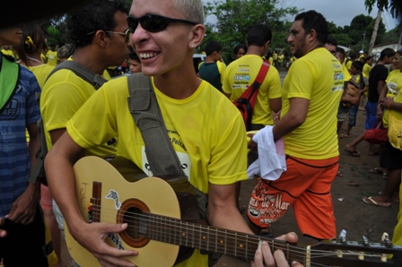 Os cantores e tocadores mais desafinados do mundo, aproveitando a multidão para se apresentar