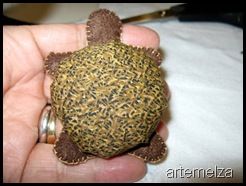 artemelza - tartaruga de fuxico e feltro