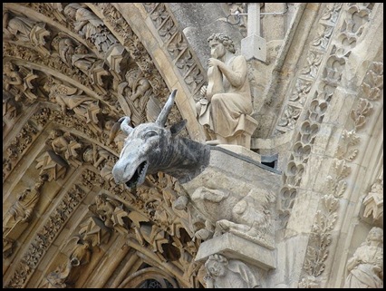 800px-Gargula_Catedral_Reims