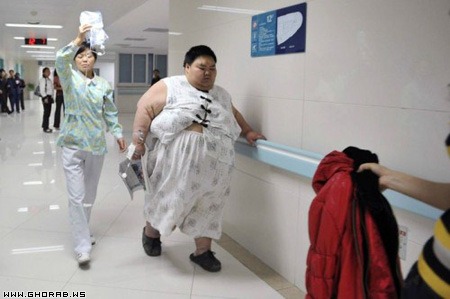 two nurses trying to move Liang Yong