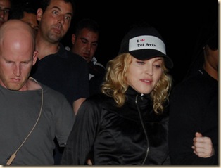 Madonna pyhilla haudoilla