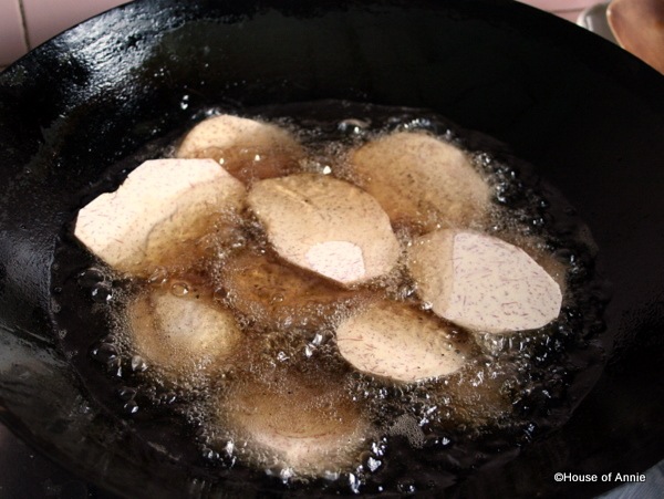 [deep frying taro for khau yoke[2].jpg]