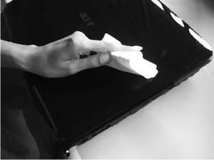 Use pano ùmido para espalhar o detergente e seque bem logo em seguida.