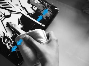 Espatule para cima e para baixo na direção das setas, nunca em direção ao LINE ou ao fim do adesivo.