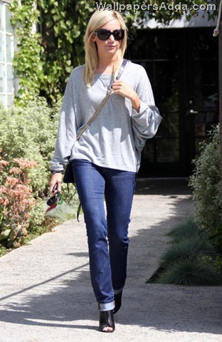 [Ashley+Tisdale+Out+Los+Angeles+RNGEJ-pZCTOl[2].jpg]