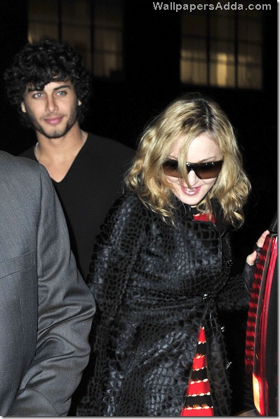Madonna Jesus Luz wearing red Kabbalah bracelet VJNBiZ1aNDwl