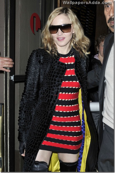 Madonna Jesus Luz wearing red Kabbalah bracelet 7TOyrpP_prql