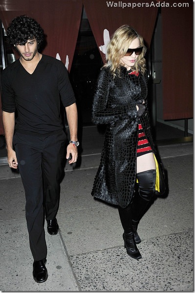 Madonna Jesus Luz wearing red Kabbalah bracelet BDB4DqRSrFel