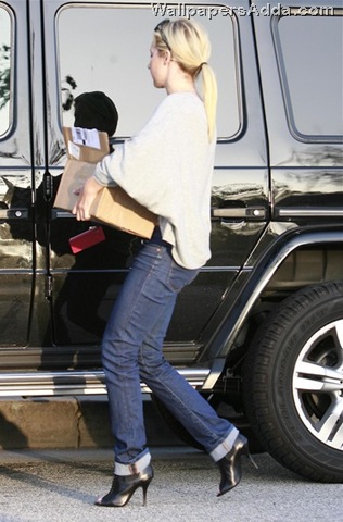 [Ashley+Tisdale+Leaving+Haylie+Duff+House+KBRxpOePlkZl[2].jpg]
