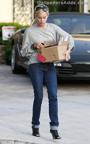[Ashley+Tisdale+Leaving+Haylie+Duff+House+uqjiJLUQAK_l[2].jpg]