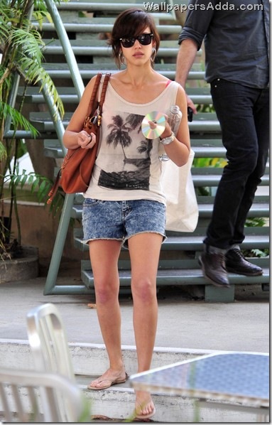 Jessica Alba Meeting Up Friend Brentwood B7yZnGnAgPyl