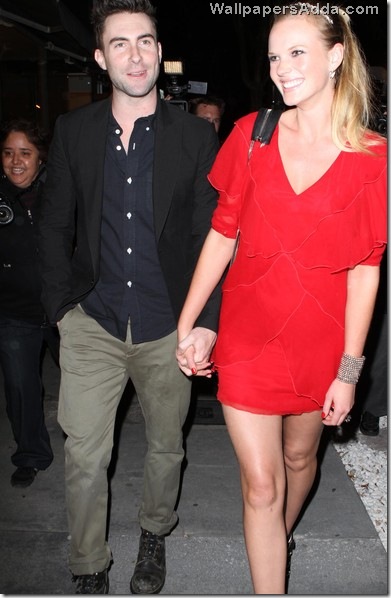 Adam Levine Anne Vyalitsyna Out Dinner Madeo n2gcpzVFc3Hl