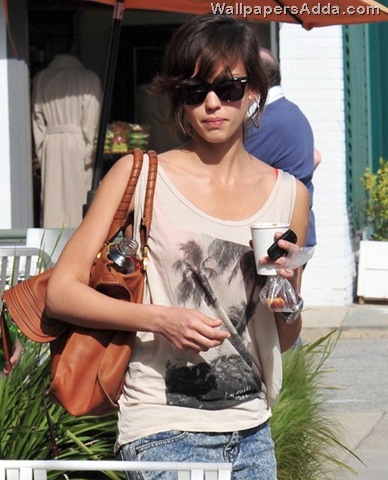 [Jessica+Alba+Meeting+Up+Friend+Brentwood+lt8RUpz2LU5l[2].jpg]