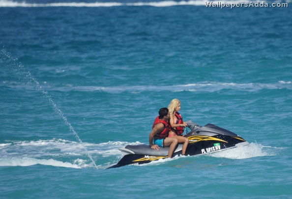 [Shauna+hits+the+water+1Gbl-Nm-S3pl[3].jpg]