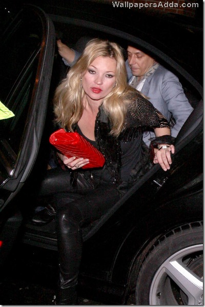 braless Kate Moss flashes little more smile 7uvDKe3PnVQl