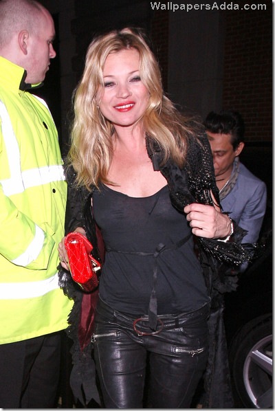 braless Kate Moss flashes little more smile McESD3j04jkl