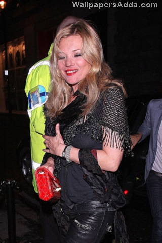 [braless+Kate+Moss+flashes+little+more+smile+pskMK-sUzeYl[2].jpg]