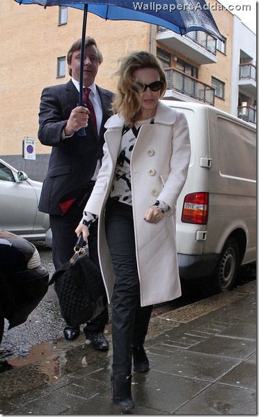 Kylie s white coat KsXrOeP_jDvl