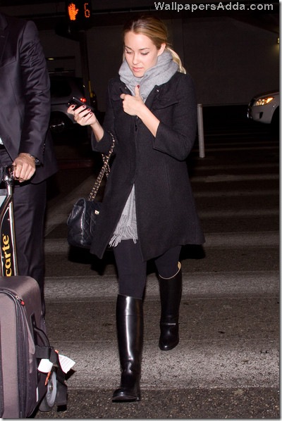 Lauren bundles up AJrtCrVdsPTl