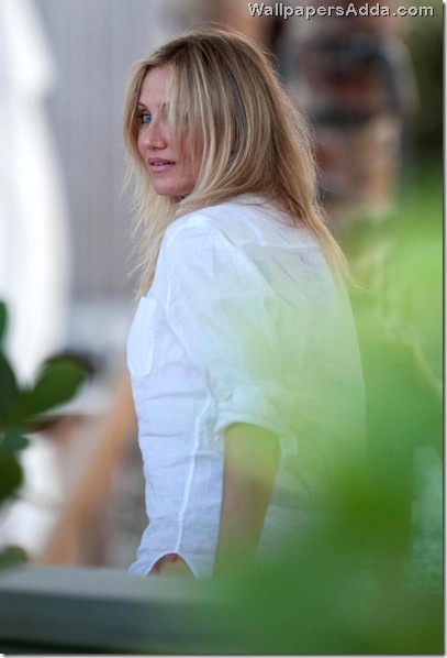 Cameron Diaz Fights Birthday Balloons Poolside ggmtKTAw_bQl