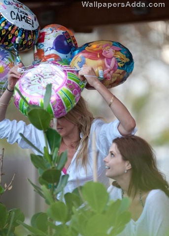 [Cameron+Diaz+Fights+Birthday+Balloons+Poolside+RJltBuckI14l[2].jpg]
