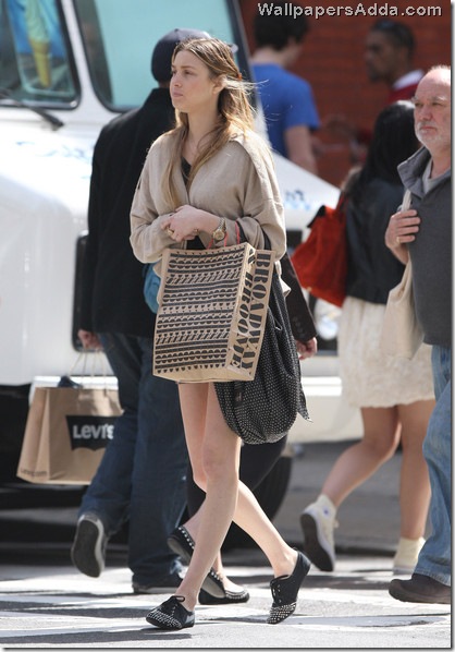 Whitney Port walks home after shopping Topshop VkMC1L4EHgDl
