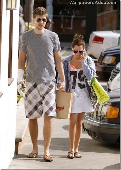 Ashley Tisdale Scott Speer Out Shopping Malibu vkUKERzfCrnl