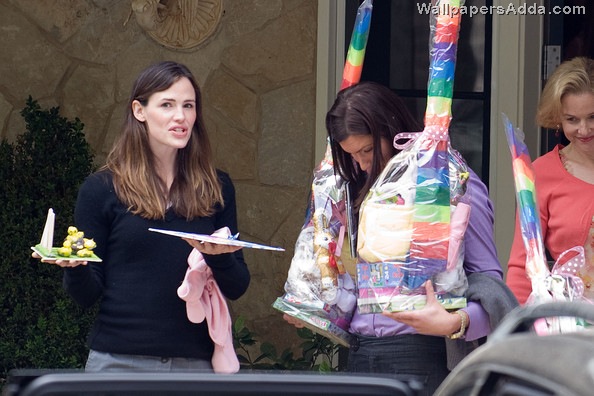 [Garner+Affleck+celebrate+Easter+rNMN_vape6tl[3].jpg]