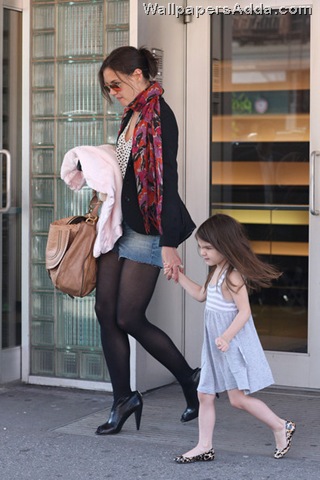 [Katie+Holmes+daughter+Suri+Cruise+spotted+jD7MzD2S3lwl[2].jpg]