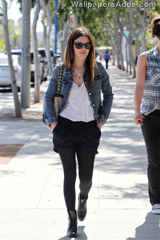 [Actress+Rachel+Bilson+sports+denim+jacket+RvOazXm4uRLl[2].jpg]