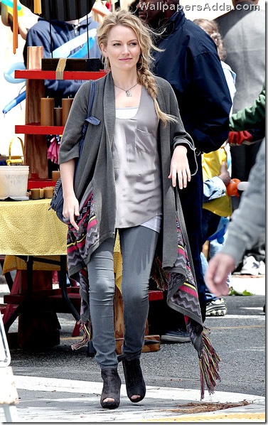 Ugly Betty star Becki Newton embraces boho KMAZcsVDY58l