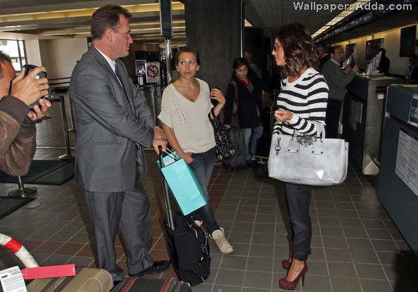 [Cheryl+smiles+with+stripes+KSrlbsWNxWbl[2].jpg]