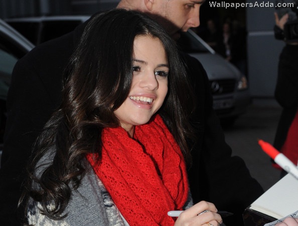 [Selena+Gomez+greets+her+fans+Bb0UhFCy37bl[4].jpg]
