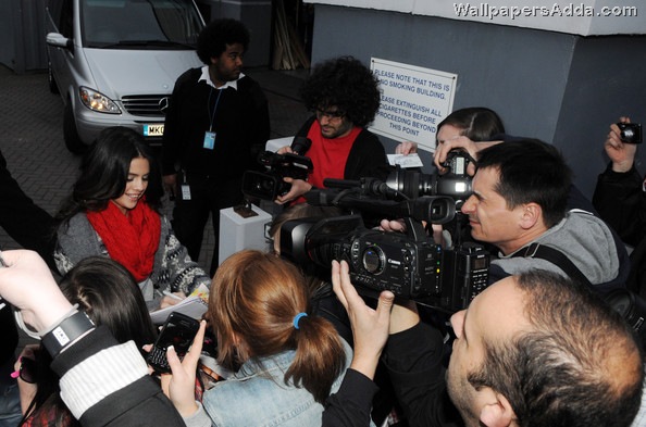 [Selena+Gomez+greets+her+fans+yc-2o7kqm5nl[4].jpg]