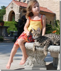 kathrin-stucki-photos-savannah-cat-and-daughter-4