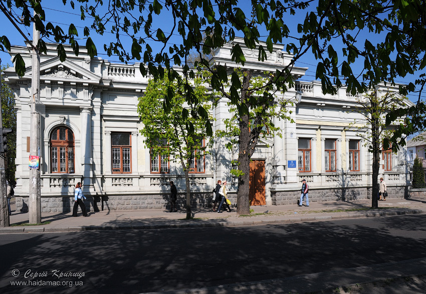 центральний фасад з боку Шевченка