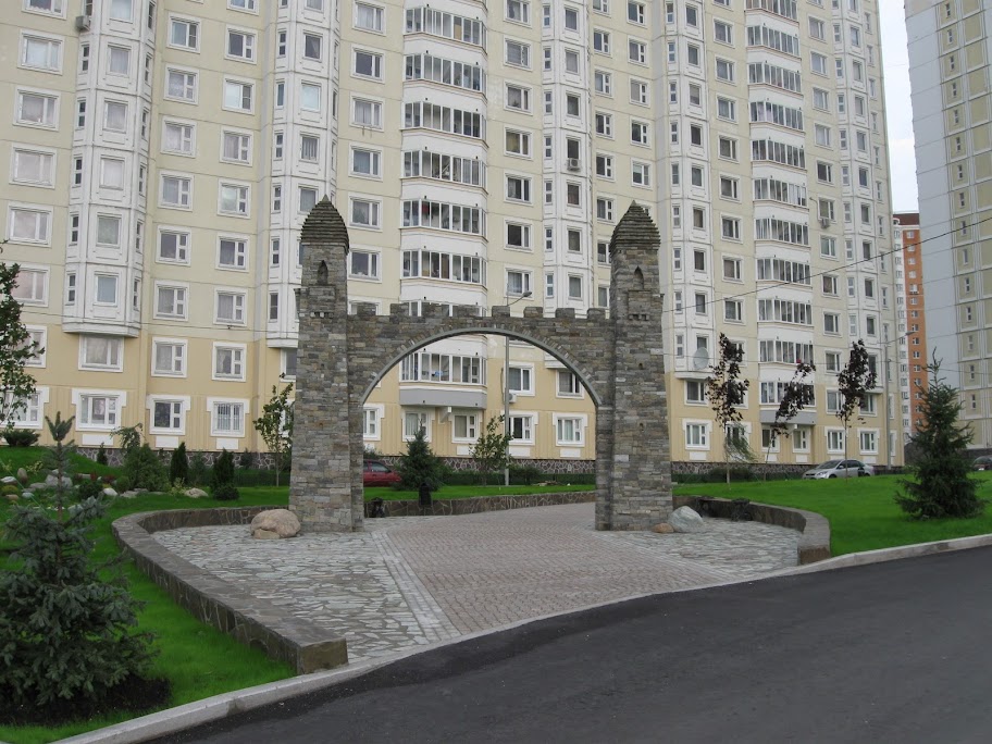 Чеченцы возводят победные боевые башни на улице Кадырова в Москве