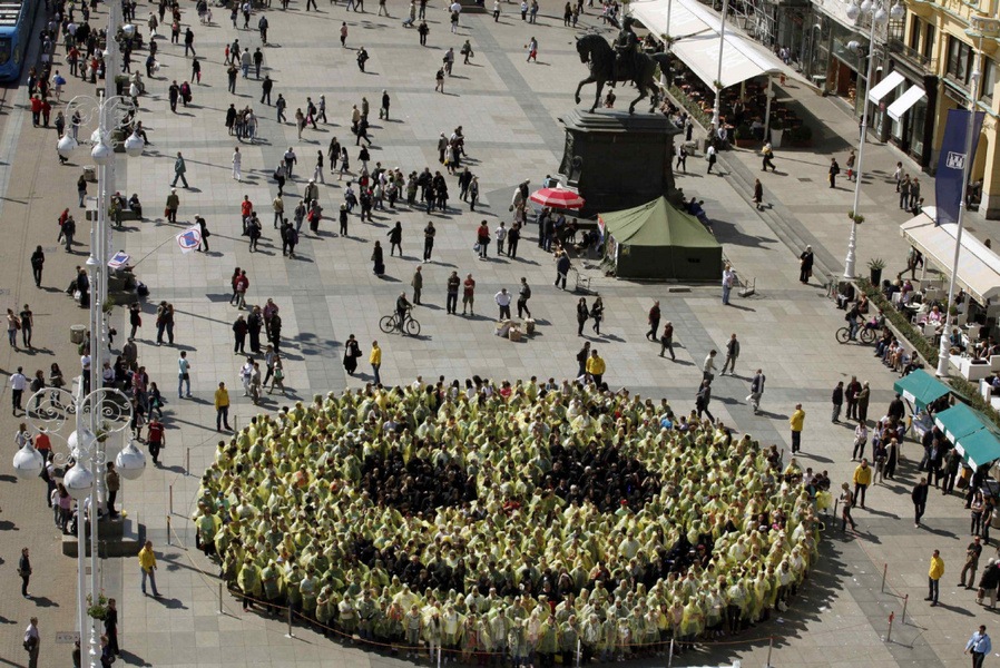 [The Largest Human Smiley Face In The World 00[1].jpg]