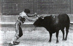 El Cordobes boxea con el toro 001_thumb[1]