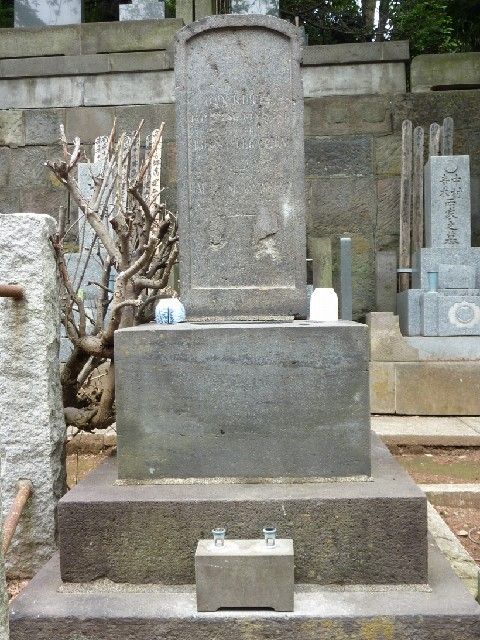 ヒュースケン墓の正面にある伝吉(DAN KUT)墓