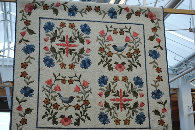 [Quilts in the Gardens 2011 003[4].jpg]