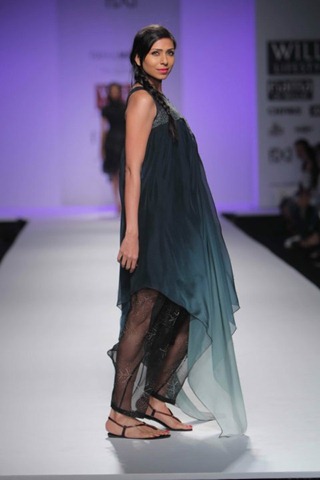 [WIFW SS2010 collection by Rahul Mishra's Show17[5].jpg]