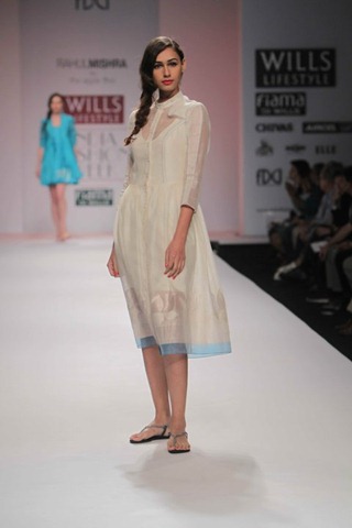 [WIFW SS2010 collection by Rahul Mishra's Show23[4].jpg]